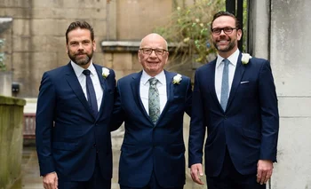 Rupert Murdoch (centro) y sus dos hijos: Lachlan (izq.), de ideas conservadoras, y James (der.), de ideas progresistas.