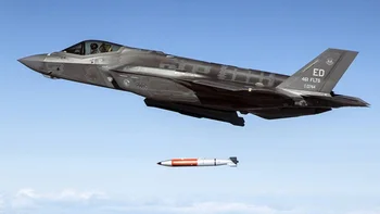 Un F-35 lanzando una bomba nuclear B61-12 desactivada en un ejercicio de la OTAN.