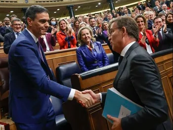 Alberto Núñez Feijóo estrecha la mano de Pedro Sánchez tras ser reelegido como presidente del Gobierno