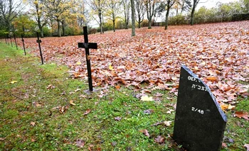 Una de las diez tumbas profanadas por un ataque antisemita en el cementerio militar de Moulin-sous-Touvent, 