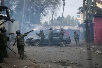 Organizaciones de derechos humanos advierten que la policía keniana tiene antecedentes de utilizar fuerza letal contra civiles. 