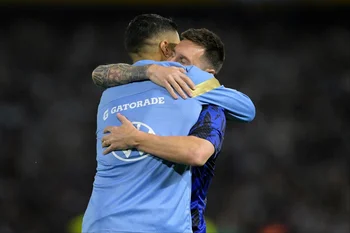 Luis Suárez y Messi se abrazaron antes del partido entre Uruguay y Argentina