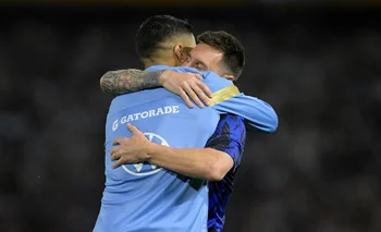 Luis Suárez y Messi se abrazaron antes del partido entre Uruguay y Argentina