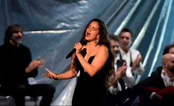 Rosalía, durante su actuación en los latin Grammy