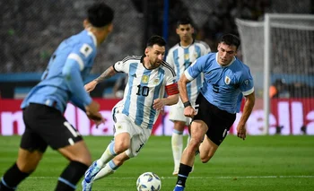 Messi con la pelota, lo espera Mathías Olivera y lo sigue Ugarte