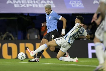 Ronald Araujo y Nicolás González, la pegada del 1-0