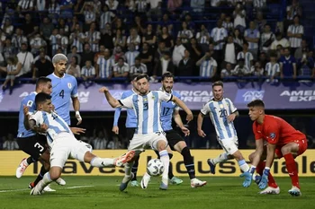 Rochet salvó así un tiro libre picante de Messi