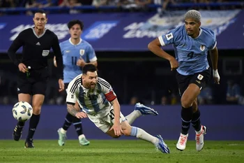 Lionel Messi y Ronald Araujo