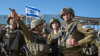 El general Herzi Alevi, jefe del estado mayor del ejército israelí, inspecciona las posiciones