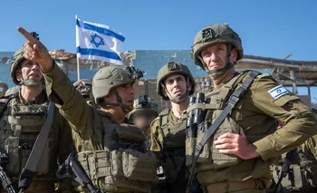 El general Herzi Alevi, jefe del estado mayor del ejército israelí, inspecciona las posiciones