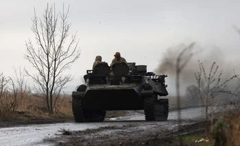 Un tanque ucraniano patrulla en la región de Donetsk, donde la contraofensiva está estancada