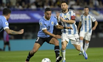 Cáceres corta el camino a Messi
