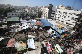 Vista del Hospital Al-Shifa rodeado por cientos de refugiados antes de la incursión del ejército israelí.