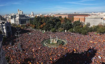 Miles de personas durante una manifestación contra la amnistía, en Cibeles, a 18 de noviembre de 2023, en Madrid (España).