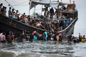 Los refugiados rohinya rechazados por lugareños de una costa de Indonesia retornan al barco para seguir su viaje .
