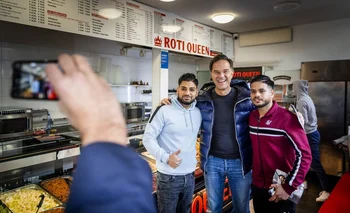 Rutte (centro) participa activamente en la campaña, donde apoya a la candidata de su partido de centroderecha, Dilan Yesilgoz.