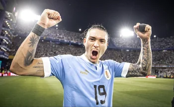 Darwin Núñez celebra su gol con la selección uruguaya ante Argentina por las Eliminatorias