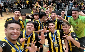Los jugadores de Peñarol sub 20 celebran el título uruguayo de fútbol sala
