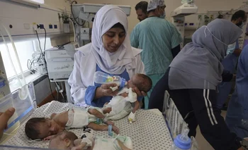 Los bebés, algunos prematuros, fueron evacuados del hospital Al-Shifa tras las incursiones aéreas del ejército israelí.
