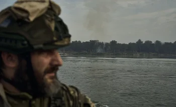 El río y la topografía, caracterizada por marismas y arenales, constituye una barrera difícil de franquear para los ejércitos ruso y ucraniano. 