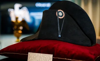 Napoleón usó unos 120 de estos sombreros y por eso aparecen de vez en cuando en una subasta.