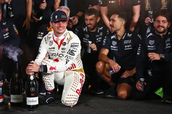 Max Verstappen celebra el triunfo con su equipo en Las Vegas