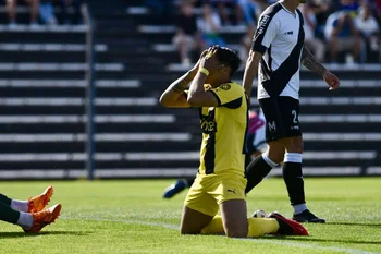 Matías Arezo falló un gol hecho, pero estaba en offside
