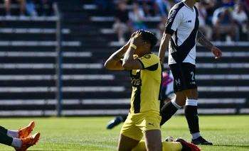 Matías Arezo y la imagen más representativa del momento actual de Peñarol