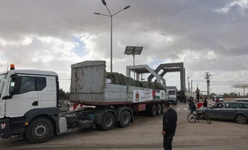 Un convoy de camiones ingresa a Gaza transportando un hospital de campaña que será instalado en el sur de la franja.