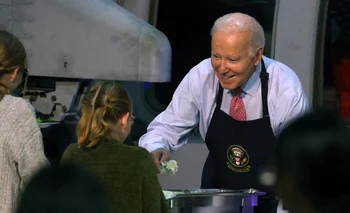: Joe Biden sirviendo la comida en una base naval en Virginia este domingo, luego de publicar una nota en The Washigton Post .