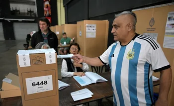 Un hombre vota en el ballotaje en noviembre pasado, vistiendo una camiseta de la selección argentina