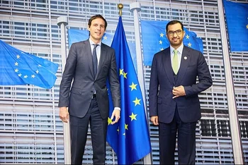 El presidente de la cumbre climática COP28, el sultán Ahmed Al Jaber (der.), junto al vicepresidente de la Comisión Europea a cargo del Diálogo Verde, Maroš Šefčovič.