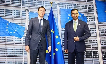 El presidente de la cumbre climática COP28, el sultán Ahmed Al Jaber (der.), junto al vicepresidente de la Comisión Europea a cargo del Diálogo Verde, Maroš Šefčovič.