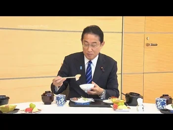 El primer ministro japonés Fumio Kishida come sushi hecho con peces de las aguas próximas a Fukushima para demostrar su inocuidad. 