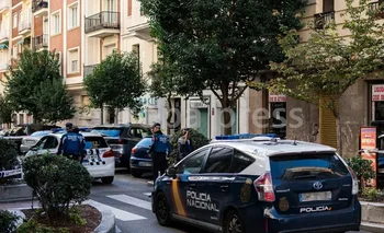 Coches de la Policía Nacional en la zona donde se ha disparado al exlíder del Partido Popular de Cataluña y cofundador de Vox, Alejo Vidal-Quadras,