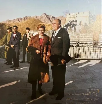 Julio María Sanguinetti en 1997 con Marta Canesa en la Gran Muralla China