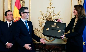  El nuevo ministro de Presidencia, Relaciones con las Cortes y Justicia, Félix Bolaños (c), recibe la cartera de Justicia de manos de su antecesora en el cargo, Pilar Llop