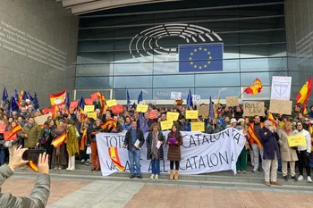 Concentración ante la puerta principal del Parlamento Europeo en Bruselas, en contra la ley de amnistía 