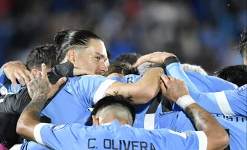 Darwin Núñez y todo el equipo de la selección uruguaya celebran el tercer gol celeste ante Bolivia por Eliminatorias