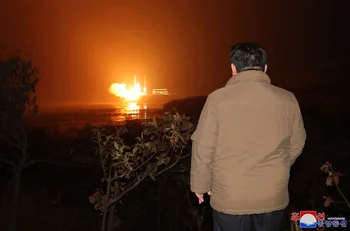 El líder norcoreano Kim Jong Un observa el lanzamiento del primer satélite de vigilancia de su país, realizado el martes.