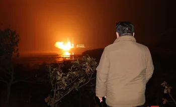 El líder norcoreano Kim Jong Un observa el lanzamiento del primer satélite de vigilancia de su país, realizado el martes.