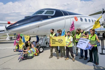 Activistas ambientales protestan por la emisión de CO2 de los jets privados en una exhibición aérea en Ginebra. 