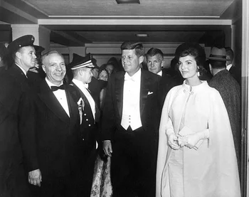 John Fitezerald Kennedy con su esposa Jackeline Bouvier. 