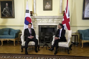 El presidente surcoreano, Yoon Suk Yeol, y el primer ministro británico, Rishi Sunak, luego de la firma en Londres.