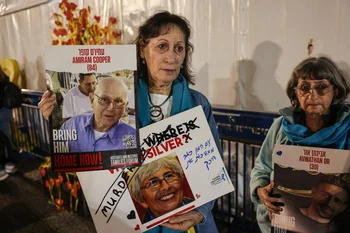 Familiares de los rehenes israelíes aguardan en un centro de reencuentro en Tel Aviv.