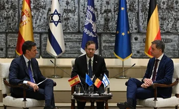  Pedro Sánchez (i), y su homólogo belga, Alexander de Croo (d), mantienen un encuentro con el presidente de Israel, Isaac Herzog