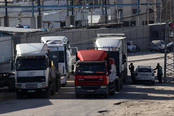 Camiones con ayuda humanitaria ingresan a la Franja de Gaza por el paso de Rafah.