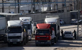Camiones con ayuda humanitaria ingresan a la Franja de Gaza por el paso de Rafah.