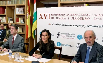 La reina Letizia, el presidente del Gobierno de La Rioja, Gonzalo Capellán (i) y el presidente de la FundéuRAE, Santiago Muñoz durante la clausura de XVI Seminario Internacional de Lengua y Periodismo