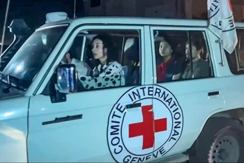 Una camioneta de la Cruz Roja traslada a algunos de los rehenes liberados este viernes por Hamás.